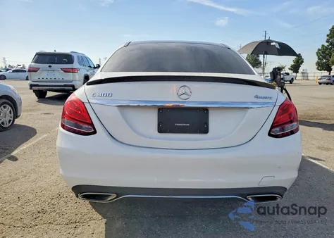 2017 Mercedes-Benz C 300 4Matic z USA, uszkodzony, nr VIN 55SWF4KB3HU214281